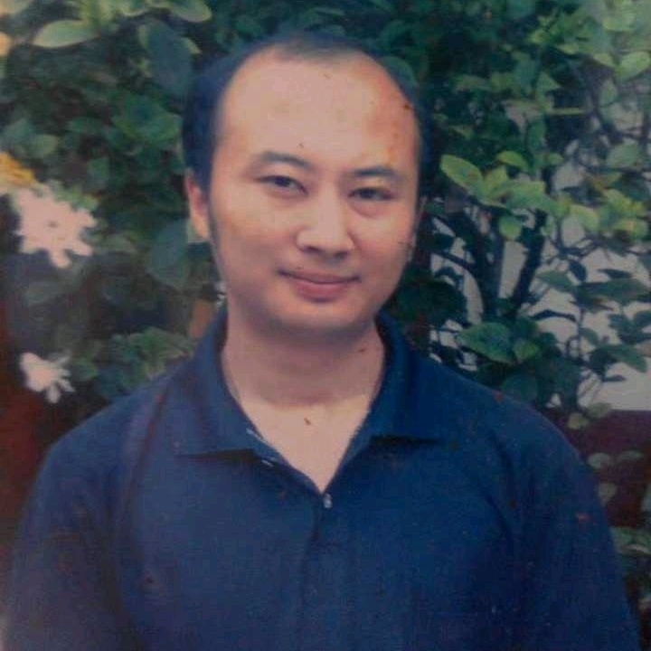 石峰里的生命的第一张照片--佛山相亲服务中心