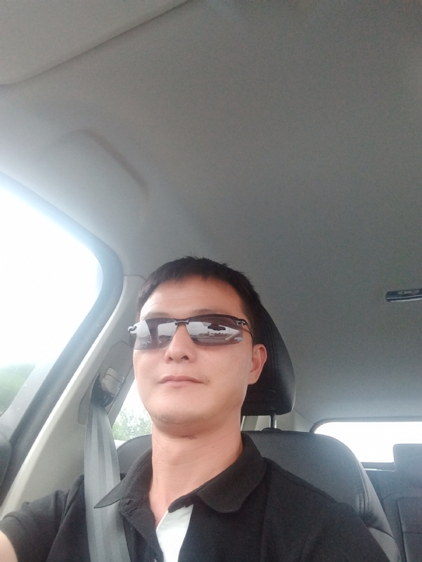 孤独的男人的第一张照片--佛山相亲服务中心