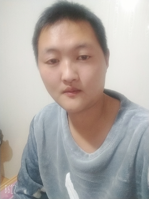 烟圈里透着伤的第一张照片--佛山相亲服务中心