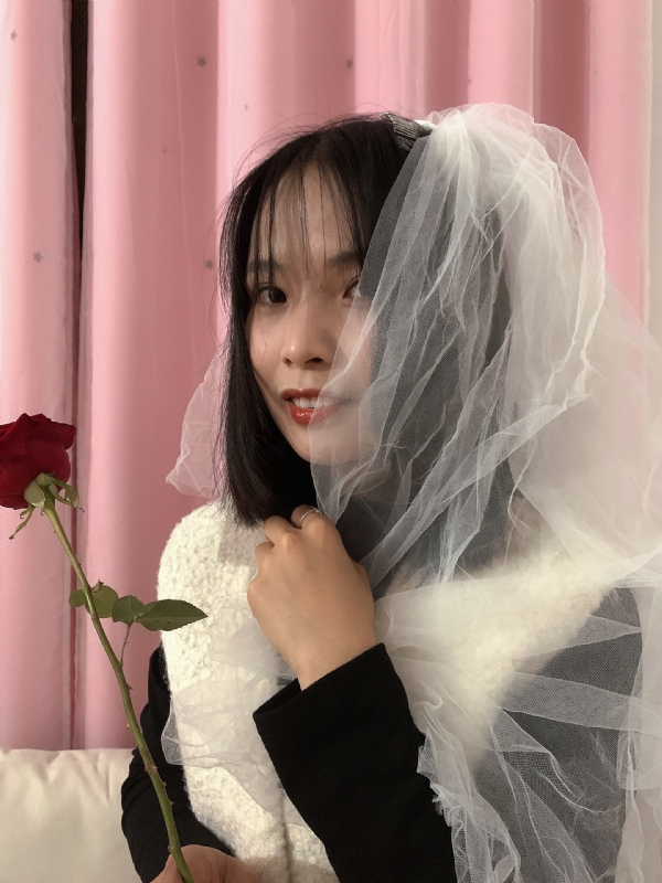 持紫菜包饭的女孩的第一张照片--佛山相亲服务中心