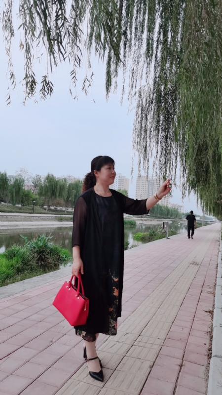 周本玲的第一张照片--佛山相亲服务中心