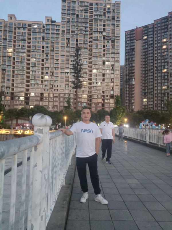 寂寞的男人的第一张照片--佛山相亲服务中心